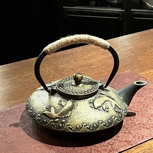 Théière en Fonte 900ml Nouveau Design Soucoupe <span class=keywords><strong>Émaillée</strong></span> Poisson Doré Sculpté avec Infuseur en Acier Inoxydable Théière Chinoise Café - Product Image 3