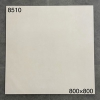 Carrelage mural et de sol en porcelaine moderne, texture pierre, gris clair doux au toucher, 800x800mm, mat, antibactérien, antidérapant, pour salon