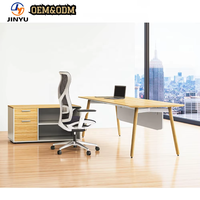 Bureau de direction moderne en forme de L avec armoire de rangement, tiroirs, passe-câbles et plateau en bois grainé