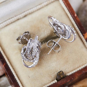 ซาราห์ ไวท์ โกลด์ต่างหูเพชรทรงกลม ทรงบริลเลียนท์คัท สี D ธรรมชาติ สำหรับผู้หญิง สวมใส่ได้ทุกวัน หรูหรา รุ่น E3354 - Product Image 4