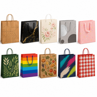 Sacs cadeaux en papier kraft avec poignées en papier, logo personnalisé, emballage recyclable pour les boutiques de vêtements, les épiceries, les petites entreprises, la vente en gros
