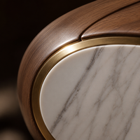 Table basse en noyer courbée de style minimaliste italien, table à cocktail de luxe en forme de feuille avec accent en marbre pour la maison et l'hôtel