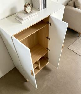 Armoire blanche moderne avec poignées en bois, portes battantes, design scandinave, meuble de rangement autoportant pour chambre à coucher - Product Image 5