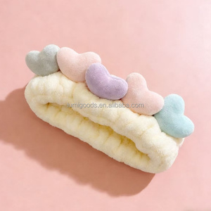 Diadema elástica de franela y forro polar de coral con diseño de corazón, antideslizante y reutilizable para niñas, ideal para yoga y spa. - Product Image 5