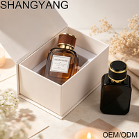 Flacon pulvérisateur de parfum en verre rouge transparent carré de 50 ml de haute qualité avec bouchon en cuir et atomiseur à pompe vide