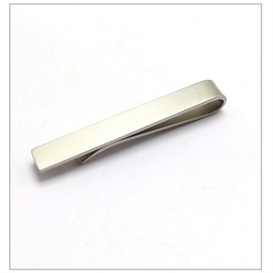 Pince à cravate personnalisée en acier inoxydable gravé pour homme - Product Image 5