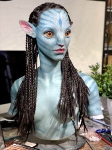 Scultura Femminile Personalizzata di Alta Qualità in Silicone e Fibra di Vetro, Personaggio Realistico di Guerriero Tribale con Pelle Blu per Arredamento Casa - Product Image 6