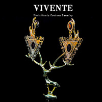 Le défilé de haute couture parisien rétro original présente des boucles d'oreilles géométriques profondes en obsidienne et des boucles d'oreilles vintage exagérées.
