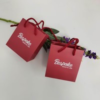 Sacs en papier bordeaux personnalisés avec logo en feuille d'aluminium blanche, sacs cadeaux de luxe pour emballage de cosmétiques et de produits de beauté en boutique