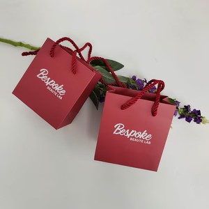Bolsas de papel burdeos personalizadas con logotipo estampado en caliente con lámina blanca, bolsas de papel de regalo de lujo para empaques de cosméticos y productos de belleza. - Product Image 5