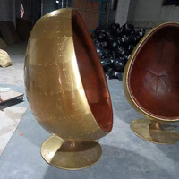 Chaise boule de luxe industrielle rétro dorée pour salon, chambre, appartement de style loft avec revêtement en cuir