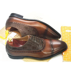 Chaussures habillées en cuir pour hommes 2026, style Oxford artisanal, à enfiler, avec bout pointu gravé, pour l'automne - Product Image 1