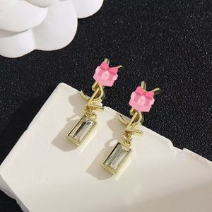Boucles d'oreilles clous <span class=keywords><strong>de</strong></span> luxe <span class=keywords><strong>de</strong></span> créateur en gros, <span class=keywords><strong>bijoux</strong></span> ACC, boucles d'oreilles clous en perles <span class=keywords><strong>de</strong></span> <span class=keywords><strong>marque</strong></span> célèbre pour femmes, <span class=keywords><strong>bijoux</strong></span> <span class=keywords><strong>de</strong></span> mode à prix abordables - Product Image 4