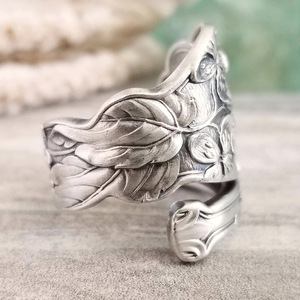 Anello Floreale Scuro per Donne, Gioiello Vintage a Forma di Fiore per Uso Quotidiano e Feste - Product Image 4