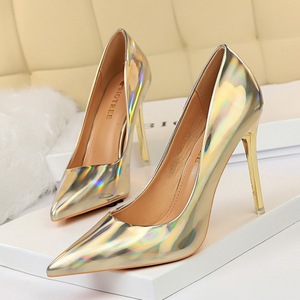 Chaussures à talons hauts fines et sexy en cuir verni brillant style européen, à bout pointu et décolleté, idéales pour les soirées en boîte de nuit - Product Image 4