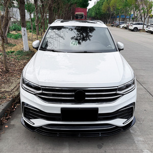 Divisor de parachoques delantero Amp-Z para Volkswagen Tiguan Mk2.5 R-Line 2021-2023, acabado mate con textura de fibra de carbono en negro piano. - Product Image 1