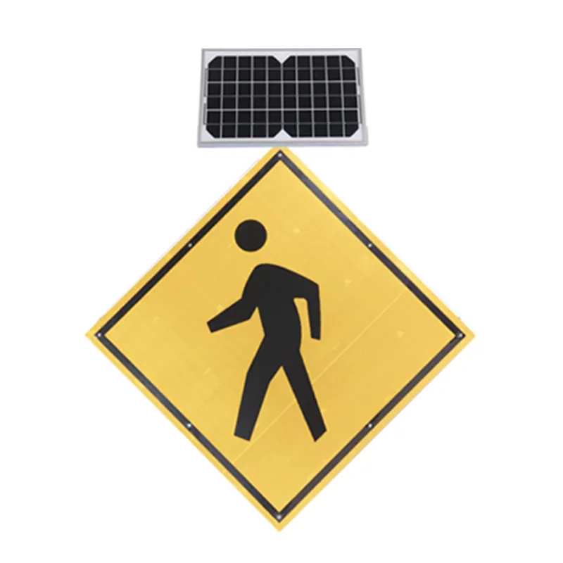 Прямоугольные дорожные знаки треугольной формы на солнечных батареях