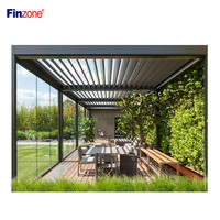 Pergola préfabriquée en aluminium pour jardin d'hiver avec persienne électrique et porte en verre sans cadre.