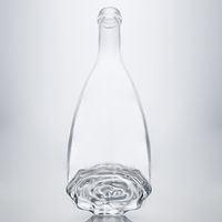 Botella de Vidrio Transparente de 700ml/750ml con Base Floral, Base Pesada y Forma Cónica para Envasado de Licores