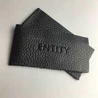 Özel gerçek/hakiki debossed/kabartmalı siyah/kahverengi deri etiket kabartmalı siyah logo deri yama kot için etiketleri/Giysi