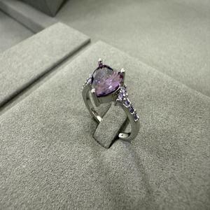 Cincin Wanita Mewah Berbentuk Hati dengan Zirkon Ungu Biru yang Dipadukan dengan Paduan Tembaga Berkilau yang Tidak Dapat Dihapuskan - Product Image 3