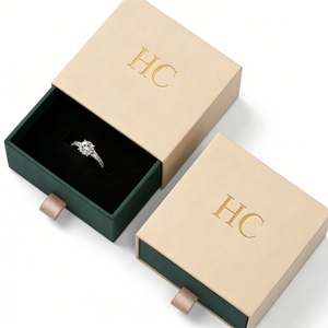 กล่องใส่แหวนแฟชั่นสุดหรู กล่องของขวัญเครื่องประดับแบบกำหนดเอง กล่องลิ้นชักแข็งพร้อมแผ่นรองพับได้ ปั๊มโลโก้แบบนูนต่ำตามสั่ง บรรจุภัณฑ์เครื่องประดับแบบ OEM - Product Image 3