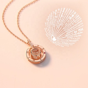 Collar con Proyección de Anillo y Colgante Personalizado con Diseño de <span class=keywords><strong>Te</strong></span> <span class=keywords><strong>Amo</strong></span> <span class=keywords><strong>en</strong></span> 100 <span class=keywords><strong>Idiomas</strong></span> - Product Image 5