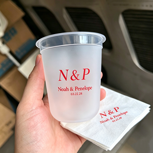 แก้วพลาสติก PET แบบกำหนดเอง ขนาด 10 และ 16 ออนซ์ แก้วกาแฟเย็นแบบใช้แล้วทิ้ง แก้วชานมไข่มุก ชาเย็น ชาเลมอน แก้วพลาสติกใสพร้อมฝาและกระดาษเช็ดปาก - Product Image 1