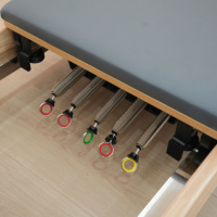 Machine à réformer Pilates flexibilité et amélioration de la force peu encombrante Bois de chêne plié pour l'entraînement de relaxation corporelle