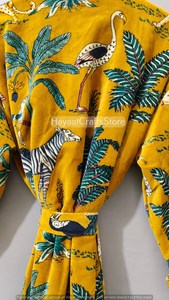 ชุดคลุมยาวลายสัตว์สีเหลืองพร้อมเข็มขัดรัด แขนยาว เหมาะสำหรับใส่ในฤดูร้อน ผลิตจากผ้าไม่ถักทอแบบกลับด้านได้ เป็นมิตรต่อสิ่งแวดล้อม ทำจากกำมะหยี่ - Product Image 6