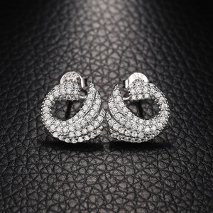 Orecchini a spirale a forma di cigno per donna, gioielli scintillanti a tema animale alla moda - Product Image 1