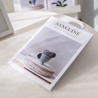 Magazines, catalogues, brochures, livrets et dépliants personnalisés imprimés en offset, piqués à cheval, sur papier couché, avec plastification.