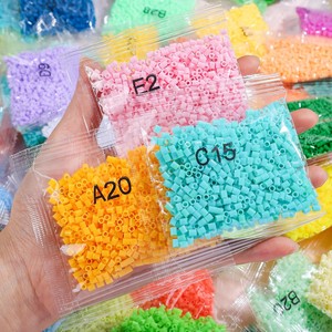 ลูกปัดฟิวส์ 264 สี ขนาด 2.6 มม. แพ็คเติม 1000 ชิ้น/ถุง ลูกปัดฮามะ ชุดสีครบชุด วัสดุงานฝีมือ DIY สำหรับชุดลูกปัดเพอร์เลอร์ - Product Image 2