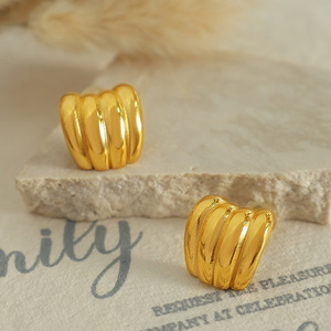 Boucles d'oreilles YF3685 tendance, étanches, en acier inoxydable, plaquées or 18 carats, forme banane unique - Product Image 5