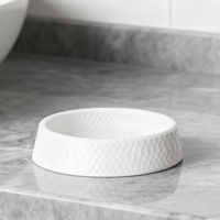Ensemble de salle de bain en plastique : porte-brosse à dents, gobelet pour bain de bouche, flacon de désinfectant pour les mains, boîte à savon, brosse de toilette