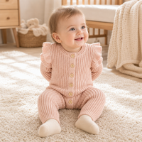 Combinaison bébé tricotée à manches longues, côtelée verticalement, avec volants aux épaules, boutons en bois, couleur beige avoine, nouveau-né, OEM ODM personnalisé