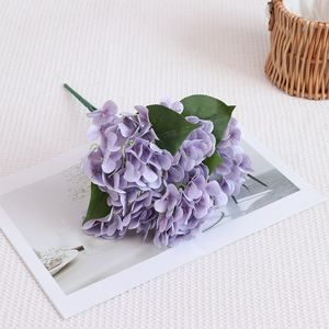 Bouquet d'hortensias en fausse soie - Tissu doux au toucher - Décoration de table pour mariage et Saint-Valentin - Style classique fait main - Product Image 4