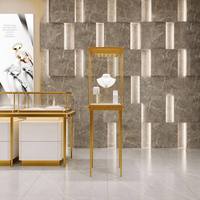 Luxuriöse Goldrahmen-Schmuckvitrine Hoher Sockel Glasvitrine mit LED-Beleuchtung für Juweliergeschäfte und Boutiquen