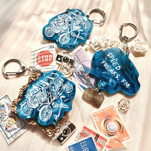 特殊彩色亚克力定制印花促销亚克力钥匙扣塑料钥匙圈带动漫环氧魅力定制贴纸 - Product Image 3