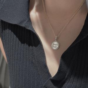 Pendentif rond en argent pur S925 avec design de lettres vintage, fait à la main, simple et à la mode, bijoux de niche, matériau principal en or - Product Image 3