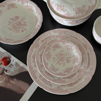 Ensemble de tasses et d'assiettes en céramique à imprimé floral rose européen avec un design en dentelle en relief, ensemble d'assiettes à dîner vintage pour mariage
