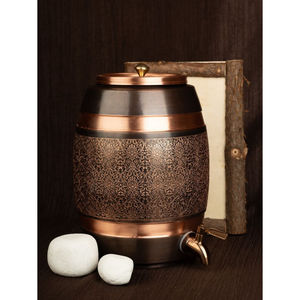 Dispensador de Agua de Cobre Martillado de Lujo con Tapa y Grifo, Tanque de Almacenamiento Grabado Vintage para Uso en Hogar, Cocina y Hotel - Product Image 1