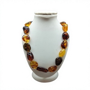 Collier classique en résine fait main, design élégant avec perles orange, vertes et bleues, bijoux tendance pour femmes, idéal pour les anniversaires et les fêtes. - Product Image 3