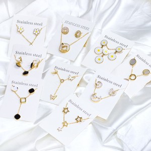 Set <span class=keywords><strong>di</strong></span> Gioielli in Acciaio Inossidabile Placcato Oro 18K, <span class=keywords><strong>Collana</strong></span> e Orecchini da Donna con Motivo a Margherita e Forme Geometriche - Product Image 1