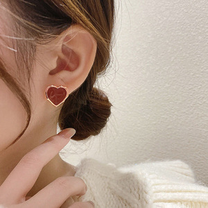 Orecchini a perno con cuore irregolare smaltato e bordo in metallo, gioielli da donna dolci ed eleganti per tutti i giorni - Product Image 4