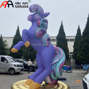 Unicorno Gonfiabile Gigante Personalizzato con Criniera e Coda Colorate, Base a Forma di Cartone Animato per Decorazioni di Festival, Carnevale, Feste e Palcoscenici - Product Image 2
