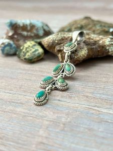 Dijes de Turquesa Kingman de Plata de Ley Hechos a Mano Naturales con Engaste de Bisel Chapado en Rodio y Oro para Joyería de Mujer - Product Image 4