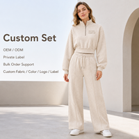Conjunto de dos piezas al por mayor para mujer: Sudadera corta de algodón polar color marfil con cremallera de un cuarto y pantalón de chándal de cintura alta de pierna ancha estilo streetwear.