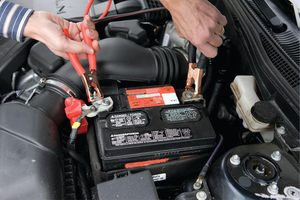 Kit d'urgence automobile : Fournitures et outils pour l'hiver avec câbles de démarrage - Product Image 5