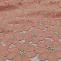 Robe en guipure à fleurs roses Dentelle chimique de 70cm d'épaisseur avec motif floral Catégorie de produit Tissu en dentelle